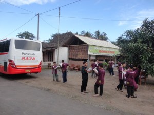 Study Tour MTS Kartosuro di Desa Bahasa Magelang